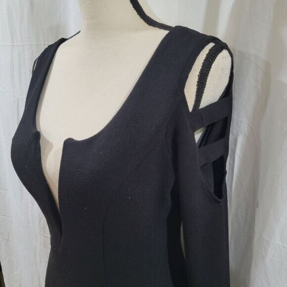 🏷5 for $25🏷 Sarah la Size M Black Deep V Cold Shoulder Chic Long Sleeve Dress - Picture 3 of 9
